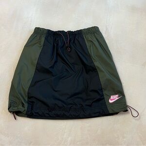 Nike green/ black parachute waterproof skirt